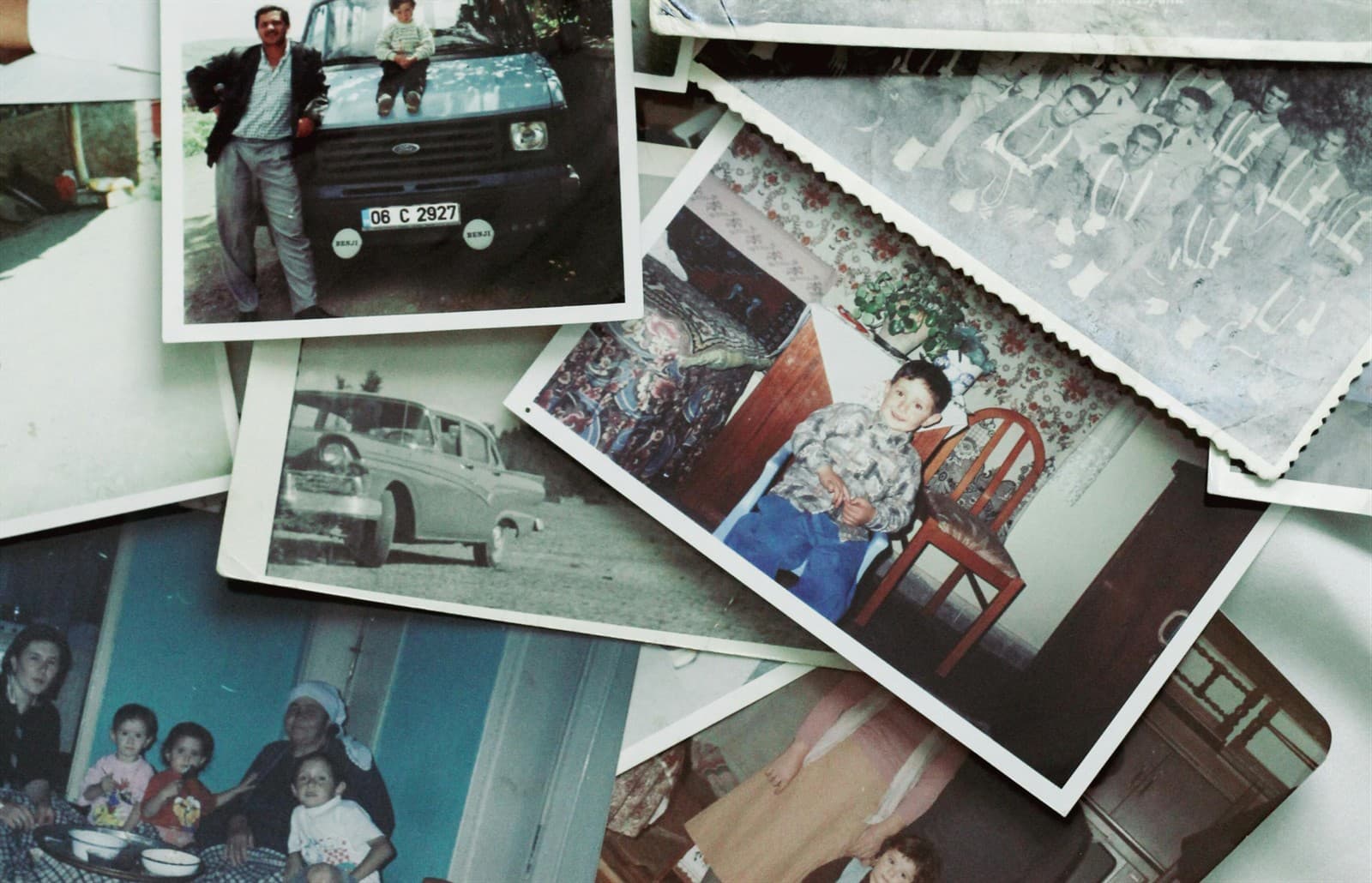Porodične fotografije složene kao listovi jednog albuma